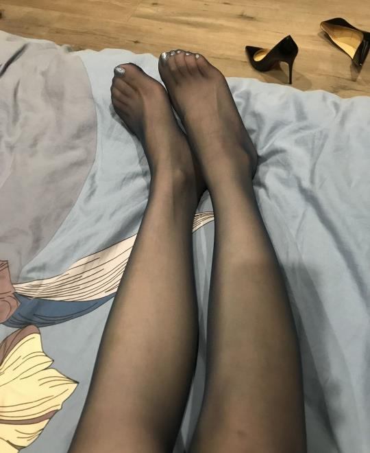 他趴在两腿中间舔我私密有事吗